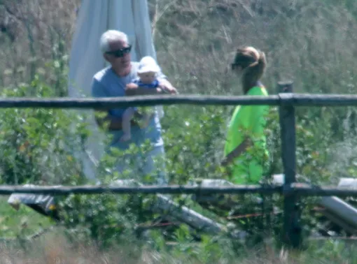 Ричард Гир с женой и сыном