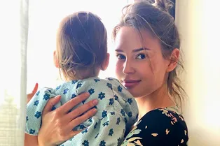 Пережила развод: загорелая Алена Гаврилова в мини повеселилась с дочерью Пережила развод: загорелая Алена Гаврилова в мини повеселилась с дочерью