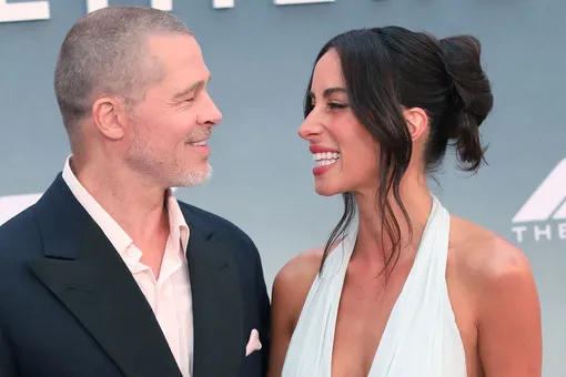 Инес де Рамон в облегающем платье и Брэд Питт в молодежном образе появились на звездной вечеринке в Лос-Анджелесе