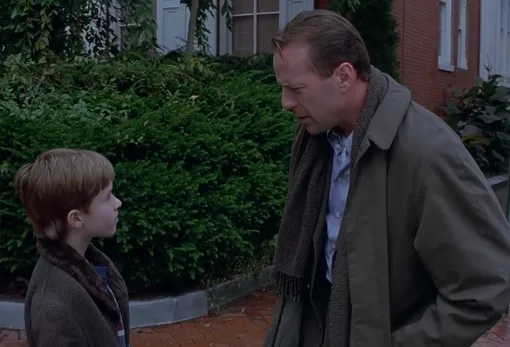 В триллере «Шестое чувство» героя Брюса Уиллиса, как и зрителя, ждет непредсказуемая развязка Триллеры с высоким рейтингом и непредсказуемой развязкой