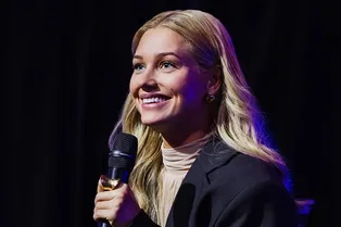 Кристина Асмус после отдыха с дочерью и новым бойфрендом на Бали появилась на премьере в Москве