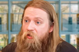 Евгений Тепляков ищет «симпатичную секретаршу без семейных обязательств», пока его жена беременна 10-м ребенком Евгений Тепляков ищет «симпатичную секретаршу без семейных обязательств», пока его жена беременна 10-м ребенком