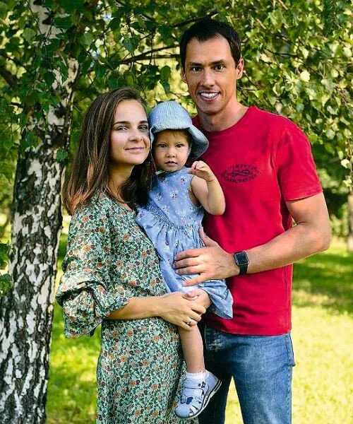 Тимур Еремеев с женой воспитывают дочь Нику