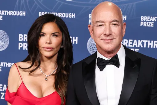 Невеста Джеффа Безоса в платье с декольте и клатчем в виде матрешки передала модный привет Валентине Терешковой Невеста Джеффа Безоса в платье с декольте и клатчем в виде матрешки передала модный привет Валентине Терешковой