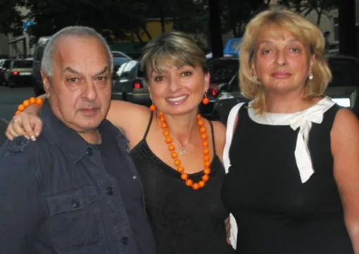 Левон Оганезов с дочерью Марией и женой Софьей