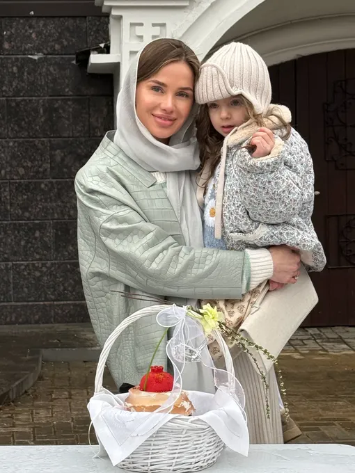 Алекса пережила две замершие беременности — до и после рождения Адрианы