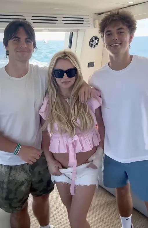 Бритни Спирс с сыновьями Бритни Спирс с сыновьями