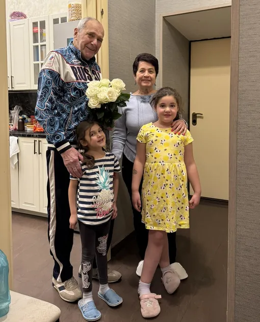 Эммануил Виторган с женой Ириной и дочерьми Эммануил Виторган с женой Ириной и дочерьми