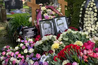 Звезду фильма «Бриллиантовая рука» Нину Гребешкову похоронили рядом с Леонидом Гайдаем Звезду фильма «Бриллиантовая рука» Нину Гребешкову похоронили рядом с Леонидом Гайдаем