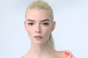 Аня Тейлор-Джой в облегающем платье оттенка бургунди появилась на вечеринке перед «Оскаром» Аня Тейлор-Джой в облегающем платье оттенка бургунди появилась на вечеринке перед «Оскаром»