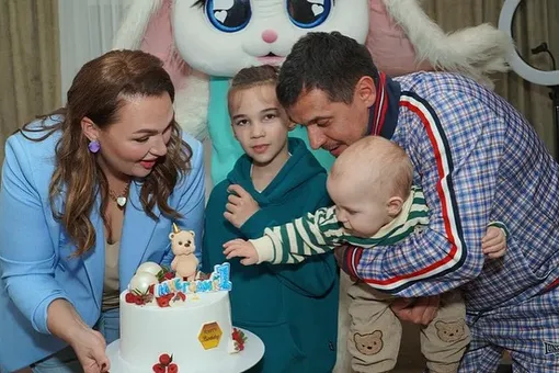 Надежда Ангарская с мужем и сыновьями Надежда Ангарская с мужем и сыновьями