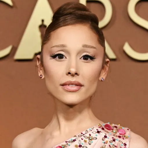 Ариана Гранде явно вдохновляется азиатскими стандартами красоты, которые комплиментарны ее выразительному лицу