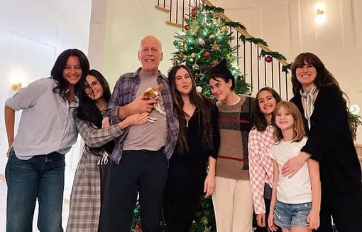 Брюс Уиллис с Эммой Хеминг, Деми Мур и дочерьми от двух браков Брюс Уиллис с Эммой Хеминг, Деми Мур и дочерьми от двух браков