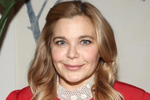 Ирина Пегова в белой мини-юбке села на шпагат на поле для гольфа Ирина Пегова в белой мини-юбке села на шпагат на поле для гольфа