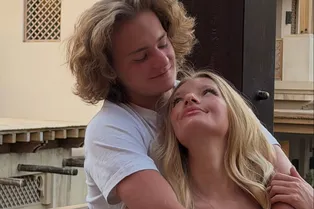 «Братик подрос»: Лиза Пескова снялась в объятиях 17-летнего Даниила «Братик подрос»: Лиза Пескова снялась в объятиях 17-летнего Даниила