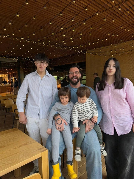 Антон Штейн с женой и детьми