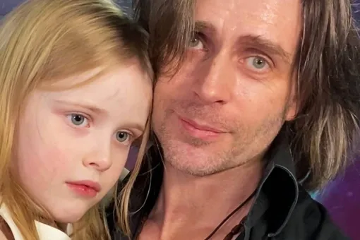 «Дала папе ёжика»: младшая дочь Анастасии Заворотнюк на видео с Петром Чернышевым умилила блогеров «Дала папе ёжика»: младшая дочь Анастасии Заворотнюк на видео с Петром Чернышевым умилила блогеров