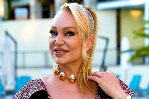 Алла Довлатова в платье с экстремальным декольте и разрезом до бедра появилась на публике Алла Довлатова в платье с экстремальным декольте и разрезом до бедра появилась на публике