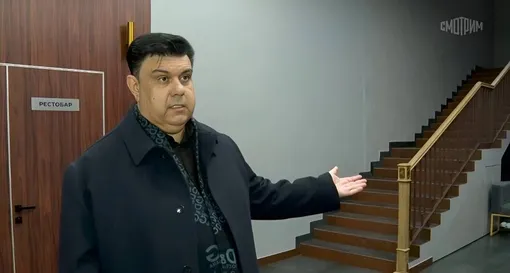 Виктор Беззубов показал лестницу, на которой упал Сергей Соседов Виктор Беззубов показал лестницу, на которой упал Сергей Соседов