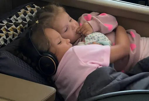 Ханна показала дочерей дома