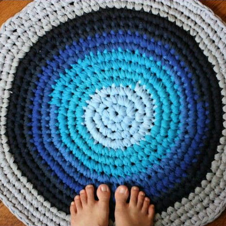 Rug knitted from old T-shirts
