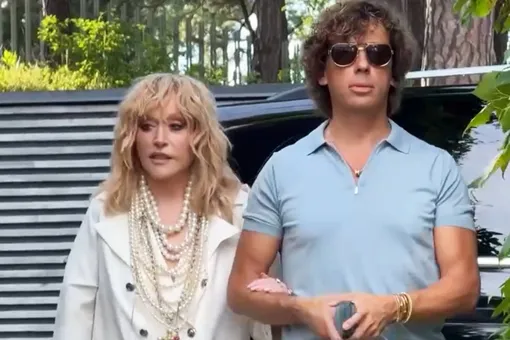 «Я ищу, где вы?»: вцепившуюся в руку мужа Аллу Пугачеву на открытии фестиваля Лаймы Вайкуле сняли на видео