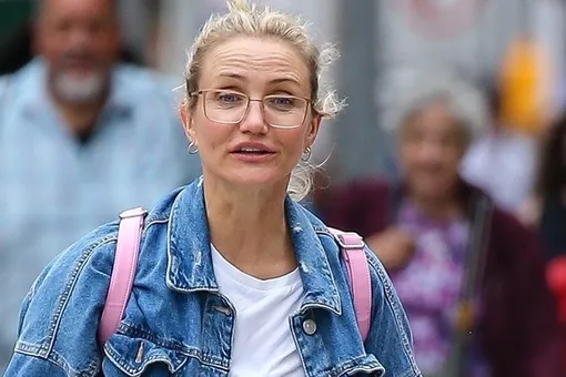 Кэмерон Диас в джинсовом костюме с 5-летней дочерью поймали папарацци