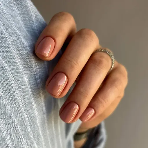 Персиковый оттенок на ногтях смотрится очень нежно и деликатно