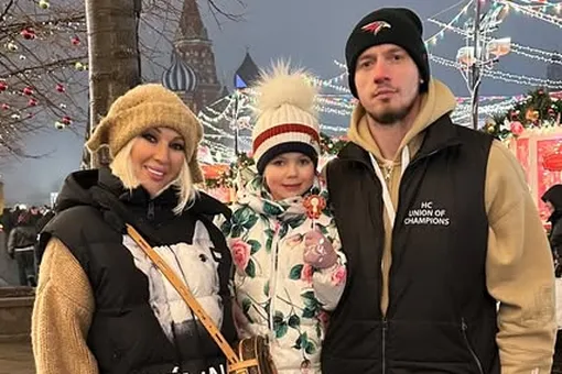 «Маша впервые в метро и в троллейбусе»: Лера Кудрявцева с мужем и дочерью побывала на Красной площади «Маша впервые в метро и в троллейбусе»: Лера Кудрявцева с мужем и дочерью побывала на Красной площади