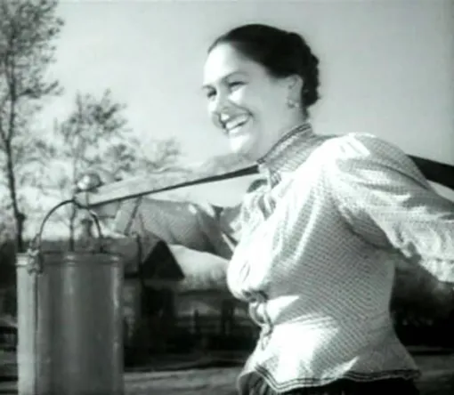 Галина Карелина в роли казачки в фильме «Бессмертная песня» (1957 г.) Галина Карелина в роли казачки в фильме «Бессмертная песня» (1957 г.)