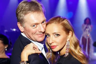 Муж Татьяны Навки прижимался к ней, обнимая другую женщину Муж Татьяны Навки прижимался к ней, обнимая другую женщину