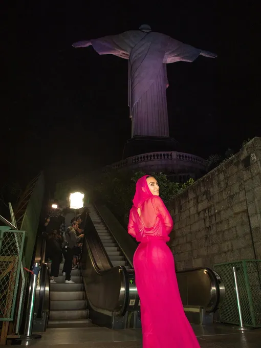 Ким Кардашьян в откровенном платье в Бразилии