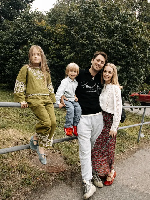 Дмитрий Чеботарев и Лиза Климова с детьми Дмитрий Чеботарев и Лиза Климова с детьми