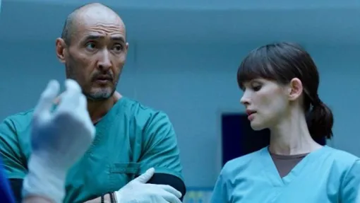 Мурат Бисембин и Паулина Андреева в сериале «13 клиническая»