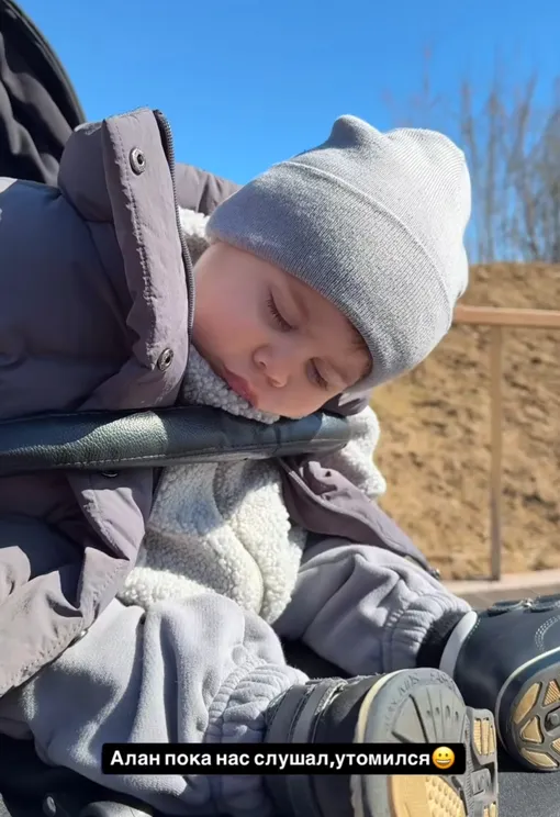 Сын Ирины Пинчук и Арая Чобаняна уснул на прогулке