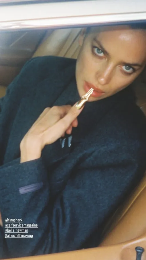 Ирина Шейк показала оригинальный маникюр Ирина Шейк показала оригинальный маникюр