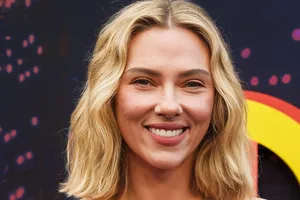 Скарлетт Йоханссон в алом платье засветила татуировки на спине на кинофестивале в Лондоне Скарлетт Йоханссон в алом платье засветила татуировки на спине на кинофестивале в Лондоне