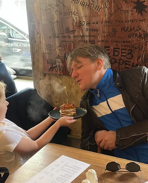 Алексей Вертков задул горящую свечу Алексей Вертков задул горящую свечу