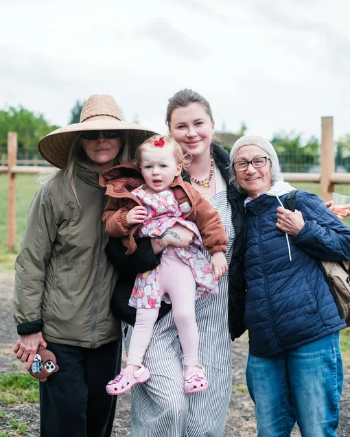 Ким Бейсингер с дочерью и внучкой Ким Бейсингер с дочерью и внучкой