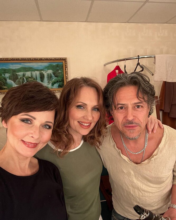 Нудист жағажайындағы жас қыздар