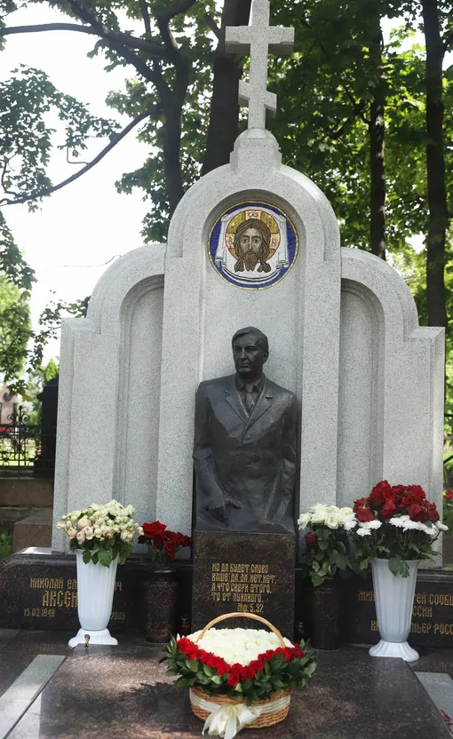 Николай Аксёненко похоронен на Никольском кладбище Александро-Невской лавры Николай Аксёненко похоронен на Никольском кладбище Александро-Невской лавры