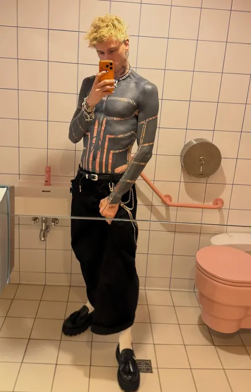 Machine Gun Kelly с голым торсом