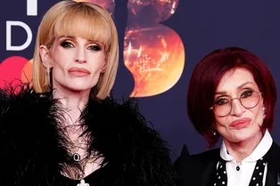 Вдова Оззи Осборна с экстремально похудевшей дочерью появились на сцене премии BRIT Awards Вдова Оззи Осборна с экстремально похудевшей дочерью появились на сцене премии BRIT Awards