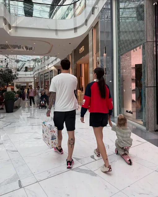 Федор Смолов с женой Кариной Истоминой и дочерью Лорой на прогулке