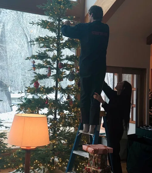 Деми Мур и Джастин Эйси украсили ёлку Деми Мур и Джастин Эйси украсили ёлку
