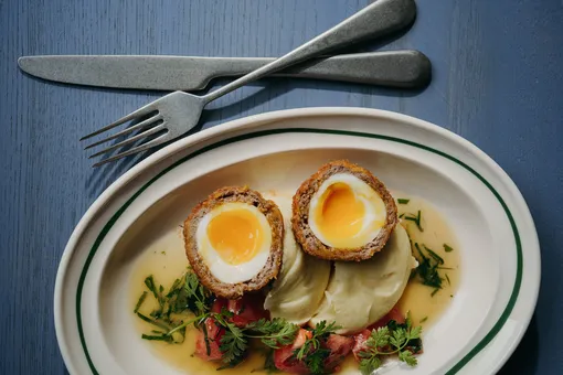 Большие завтраки, десерты жуткие и прекрасные, анчоусы и гуляш со сметаной: свежий дайджест гастрономических новостей