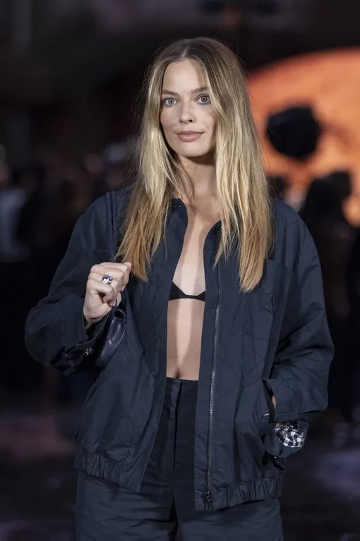 Марго Робби вышла в свет в бра