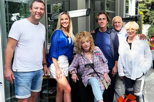 Алла Пугачева и Максим Галкин с Лаймой Вайкуле и латышскими приятелями в сентябре 2023 года