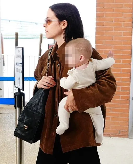 Райли Кио с младшим ребенком