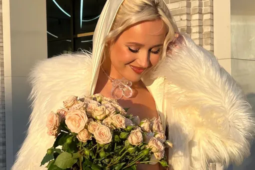 «Я поймала букет невесты!»: Клава Кока побывала на свадьбе брата «Я поймала букет невесты!»: Клава Кока побывала на свадьбе брата
